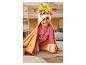 Meisje in roze pyjama en Rubble Paw Patrol capuchondeken, lachend.
