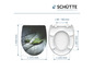 Een witte toiletbril en een getextureerde, groene toiletbril met een waterdruppel.