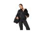 Femme souriante en doudoune noire et pantalon de survêtement avec un sac de sport.