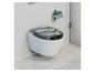 Een toiletbril met een afbeelding van stenen en bladeren.