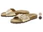 Gouden sandalen met gesp en kurkzool, getoond met kleurstalen.