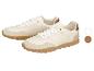 Baskets beiges avec semelle marron et lacets blancs.
