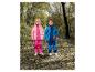 Deux enfants en tenue de pluie rose et bleue sur un chemin forestier.