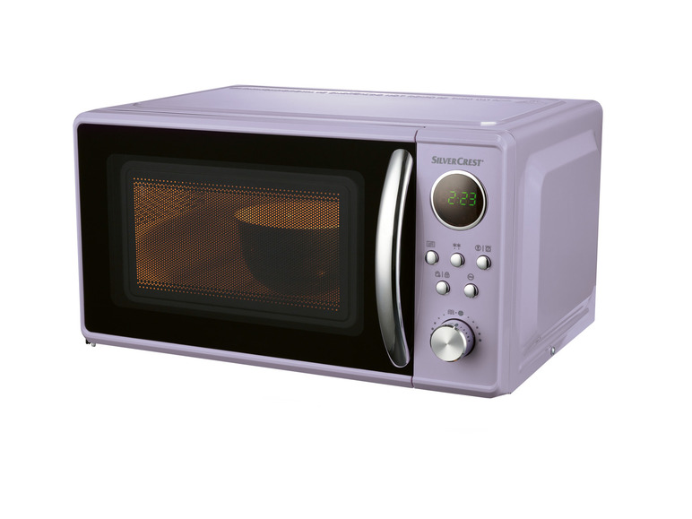 Un four à micro-ondes rétro de couleur lilas de la marque SilverCrest