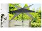 Een zwarte parasol met een grijs frame op een terras.