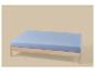 Lit en bois avec matelas bleu clair