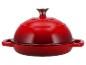 Cocotte rouge en fonte avec couvercle.