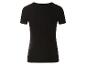 Un t-shirt noir à manches courtes.