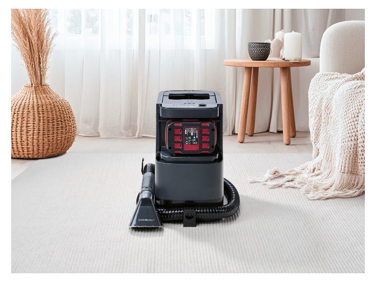 Nettoyeur de tapis SILVERCREST avec batterie PARKSIDE dans un salon lumineux