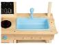 Een houten speelkeuken met een blauwe gootsteen en een kookplaat.