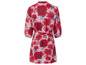 Een roze jurk met rode rozenprint.