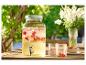 Glassware drinkdispenser en glazen met aardbeieninfusie.