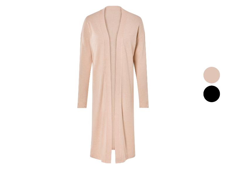 Een beige gebreide cardigan met lange mouwen
