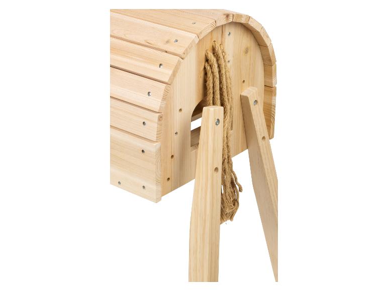 Un cheval en bois avec une corde