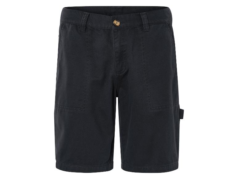 Shorts cargo foncés en tissu robuste.
