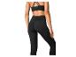 Femme de dos, portant une brassière de sport noire et des leggings noirs.