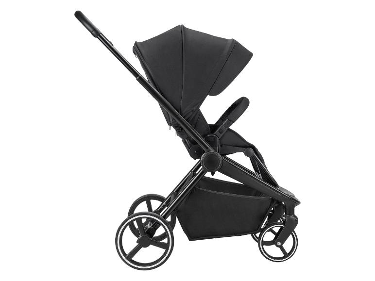 Een zwarte kinderwagen met grote wielen en een ruime boodschappenmand.