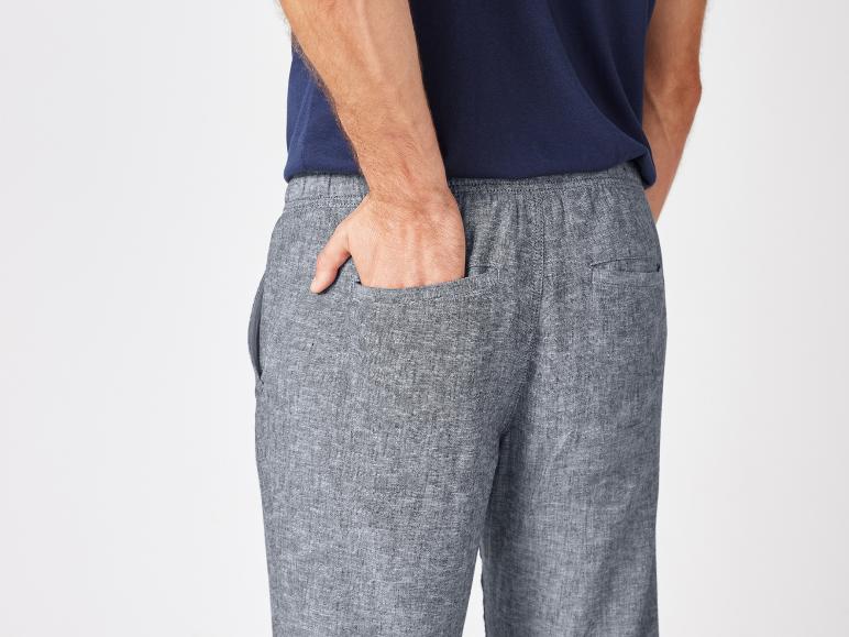 Grijze linnen broek en donkerblauw t-shirt voor heren.