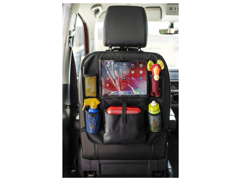 Een zwarte organizer voor de achterkant van een autostoel met een iPad, een flesje water en een speelgoeddier.