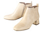 Twee paar beige enkellaarsjes met hak.