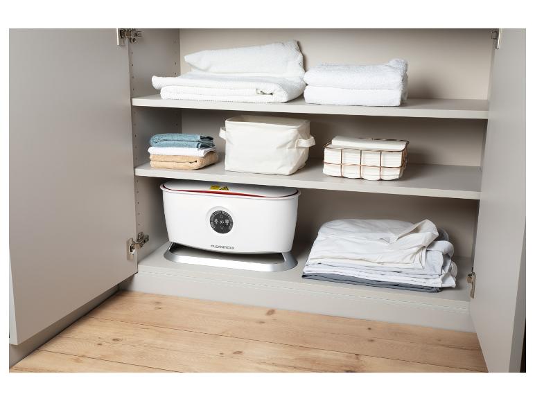 Un nettoyeur vapeur Cleanmaxx dans une armoire avec des serviettes et des vêtements