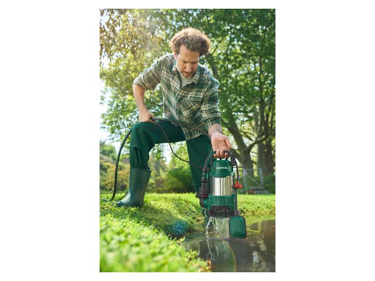 Man gebruikt een Parkside dompelpomp in de tuin.
