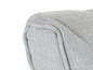 Détail d'un fauteuil en tissu gris.