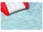 Rood-wit opblaasbaar luchtbed drijvend in een zwembad met blauw water.