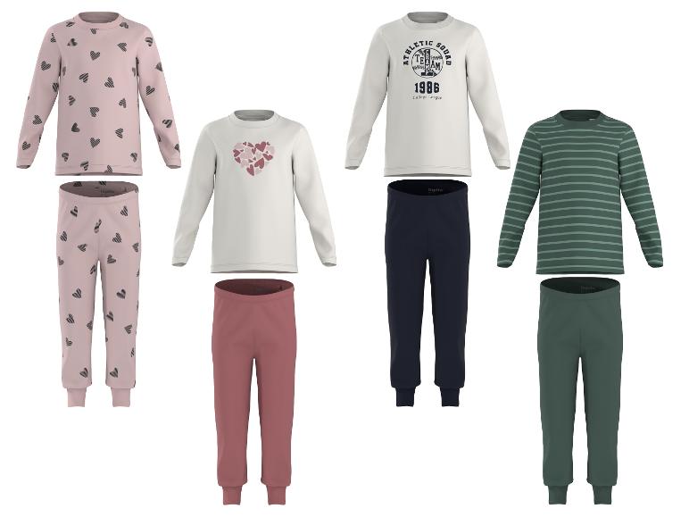 Pyjamas à manches longues pour enfants avec cœurs, texte 'ATHLETIC SQUAD' et rayures.