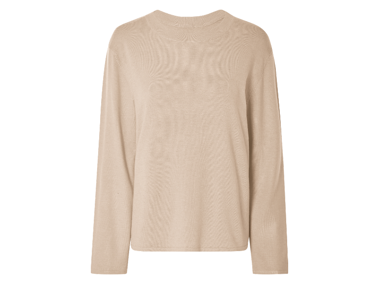 Pull beige à col montant et manches longues.