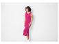 Fuchsia midi jurk en witte sneakers.