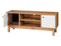 Een houten tv-meubel met witte deuren en open vakken.