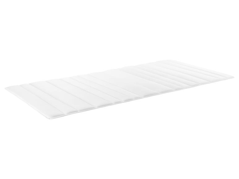 Matelas blanc rectangulaire avec texture matelassée.