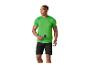 Homme en t-shirt de sport vert et short noir, tenant une bouteille d'eau.