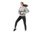 Femme en sweat à capuche gris et legging noir tenant un anneau d'exercice noir.
