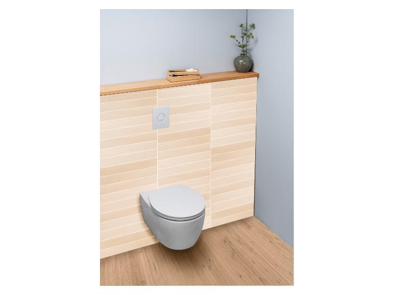 Toilettes suspendues avec revêtement mural imitation bois et parquet.