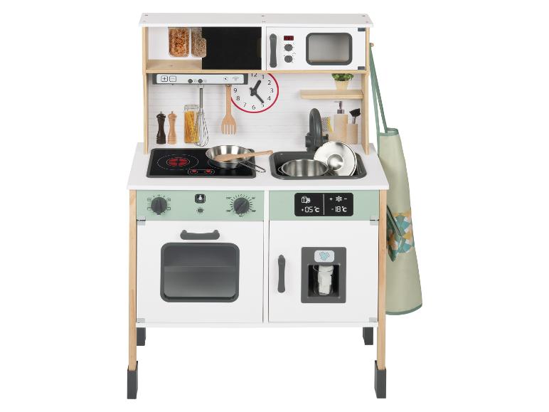 Houten speelgoedkeuken met oven, kookplaat, gootsteen en koelkast.