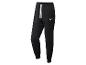 Zwarte joggingbroek met witte trekkoorden en een klein wit logo.