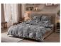 Parure de lit motif flocon de neige dans une chambre douillette avec mobilier en bois.