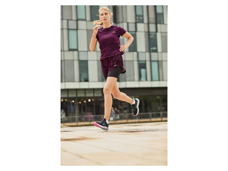 Vrouw hardlopen in sport shirt en short, sportschoenen.