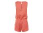 Koraalkleurige linnen jumpsuit met korte broek.