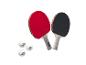 Deux raquettes de tennis de table Crivit, une rouge et une noire, avec trois balles blanches Crivit.