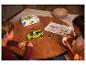 Twee kinderen bouwen een Ravensburger 3D-puzzel van een groene Lamborghini.