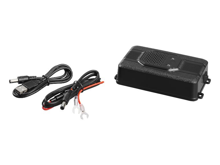 Zwart elektronisch apparaat met luidsprekerrooster en twee stroomkabels