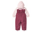 Een roze en donkerrode winteroverall voor baby's.