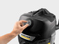Une main règle la pression d'un nettoyeur haute pression Karcher.