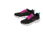 Een paar zwarte sportschoenen met fuchsia roze veters en blauwe accenten.