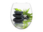 Een toiletbril met een zen-design met stenen en bladeren.