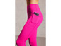 Roze leggings met een telefoon in de zak.