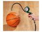 Een basketball wordt opgepompt met een groene handpomp.
